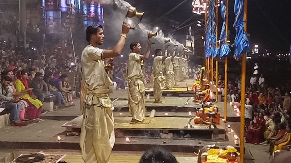Ceremonia de Aarti del río sagrado Ganges en Varanasi