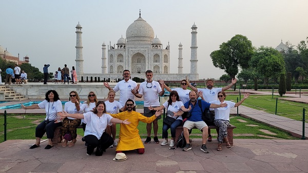 Nuestro grupo disfrutando en símbolo del amor - Taj Mahal