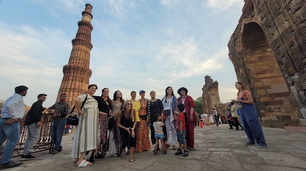 Nuestro grupo mexicano disfrutando de la visita a Qutub Minar de Delhi.