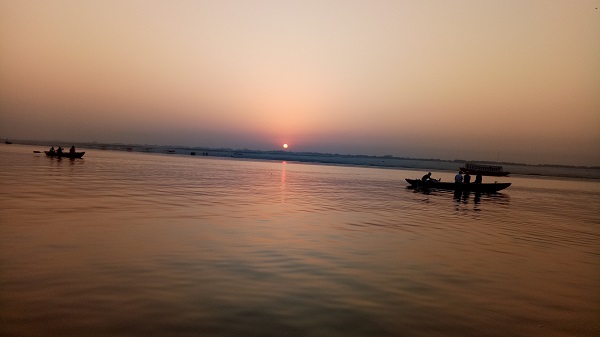 Hora de la mañana río Ganga Varanasi durante el amanecer