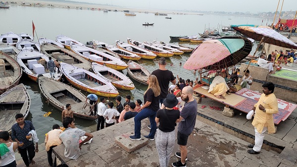 Barcos en el río Ganges Varanasi